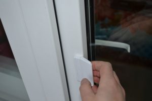 Как установить двухстороннюю ручку на балконную дверь